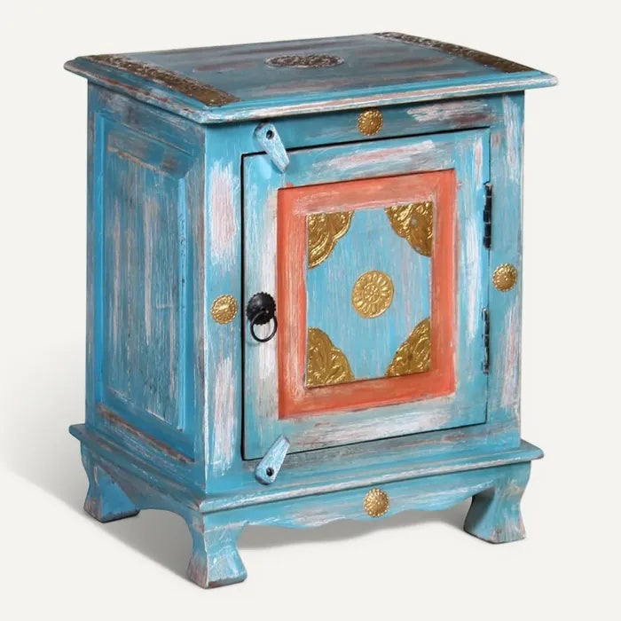 **Kleurrijke Houten Kast met Gouden Accenten en Decoratieve Deur**